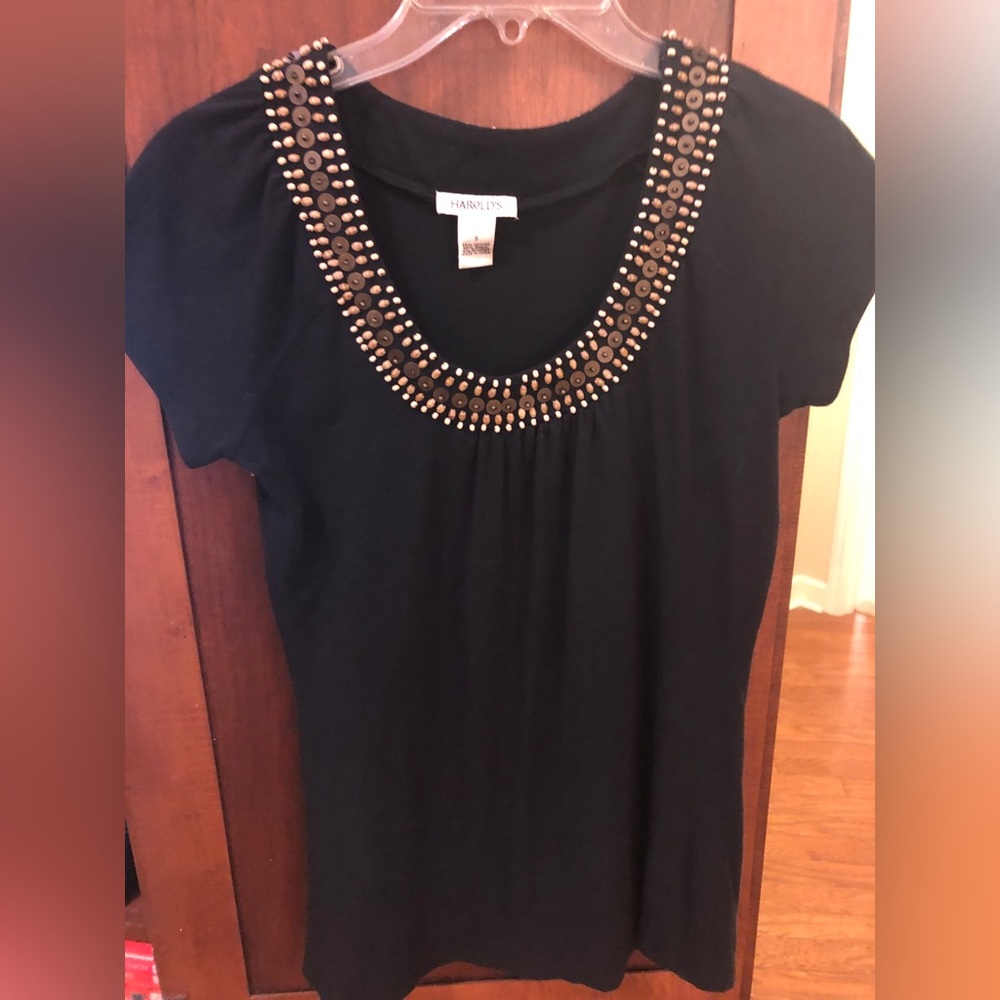 Harold’s Wooden Beaded Neck Black T-Shirt